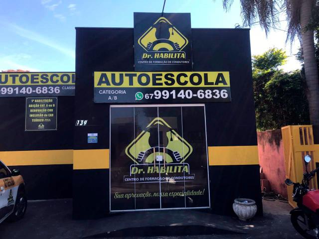 Aluna de direção praticando