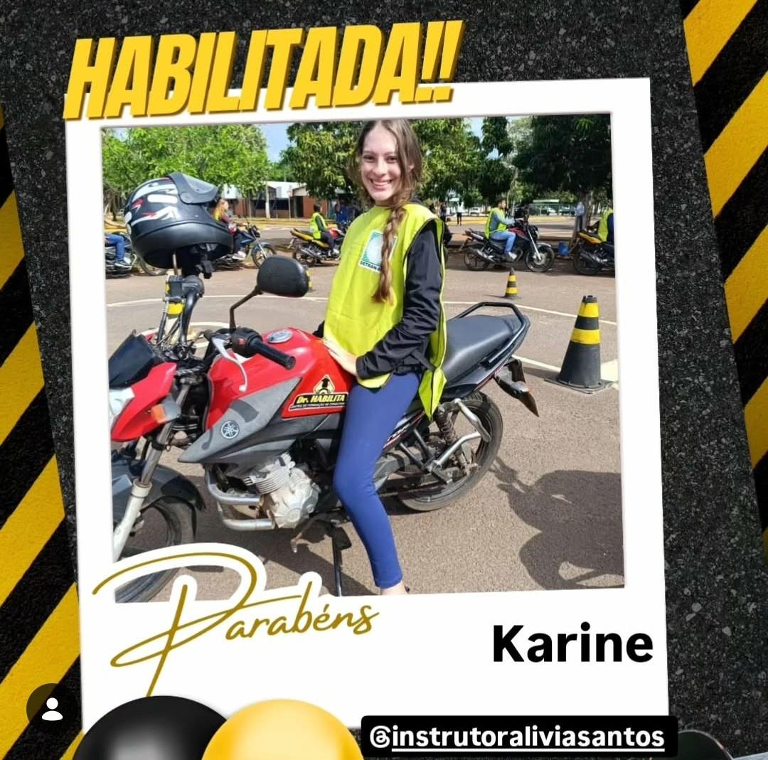 Instrutor e aluna em carro de autoescola