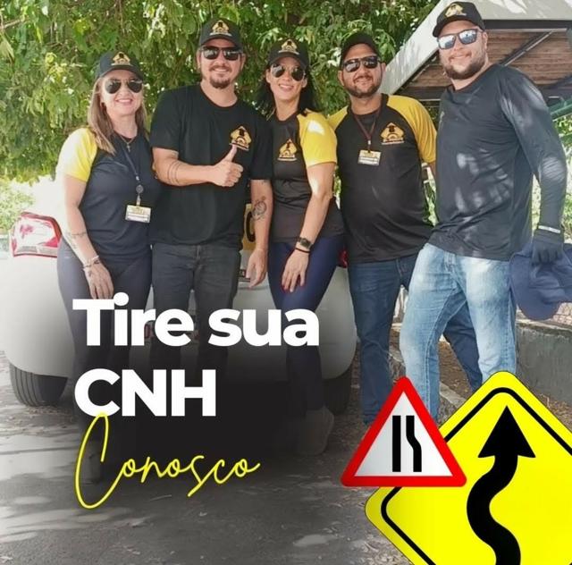 Instrutor de direção sorrindo