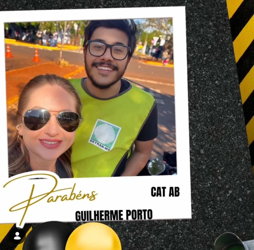 Aluna e instrutor no carro