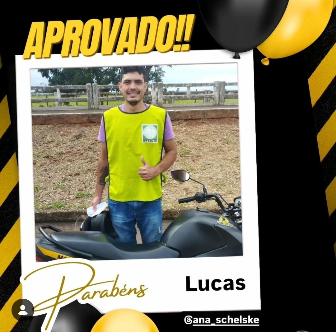 Aluna sorrindo durante aula de direção